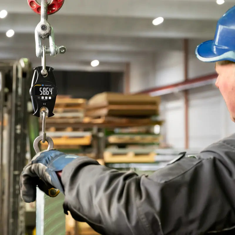 PCE-HS 60N - Durable Crane Scale 60kg with LCD & Hold Function