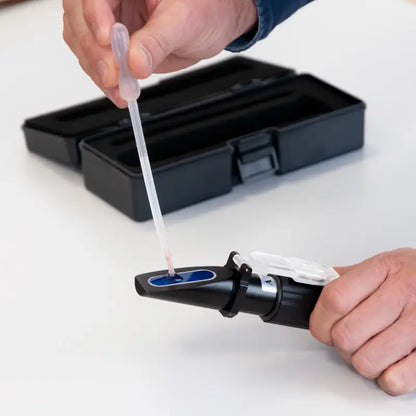 PCE-032 - LED Refractometer for Accurate Liquid Measurements in Low Light