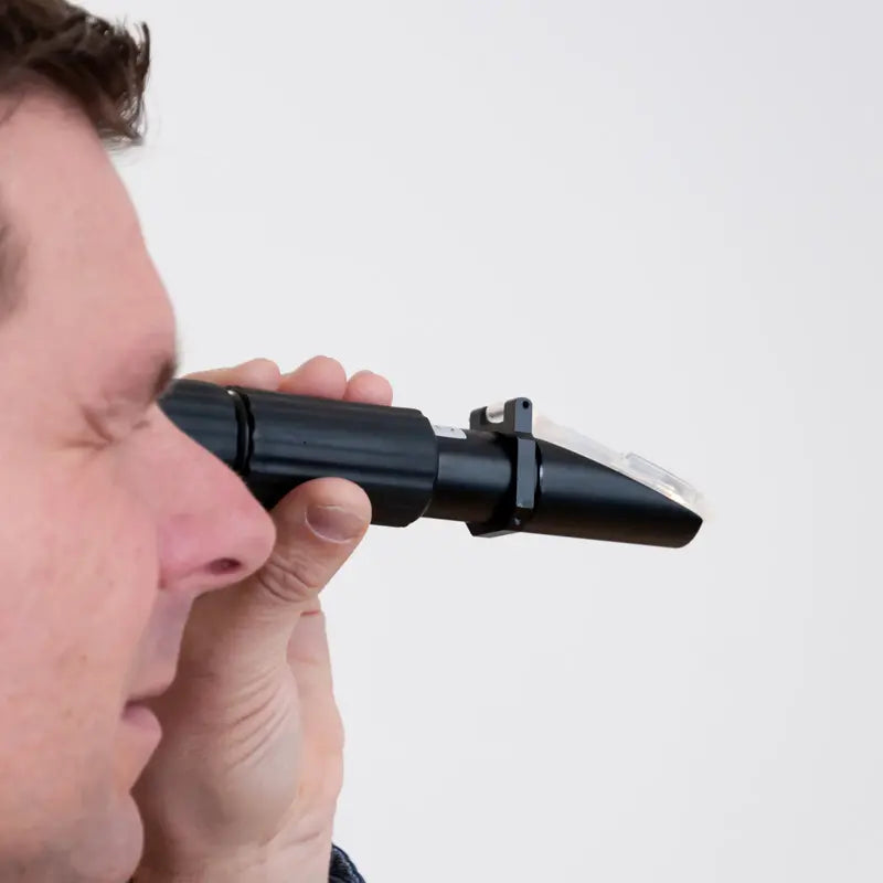 PCE-032 - LED Refractometer for Accurate Liquid Measurements in Low Light