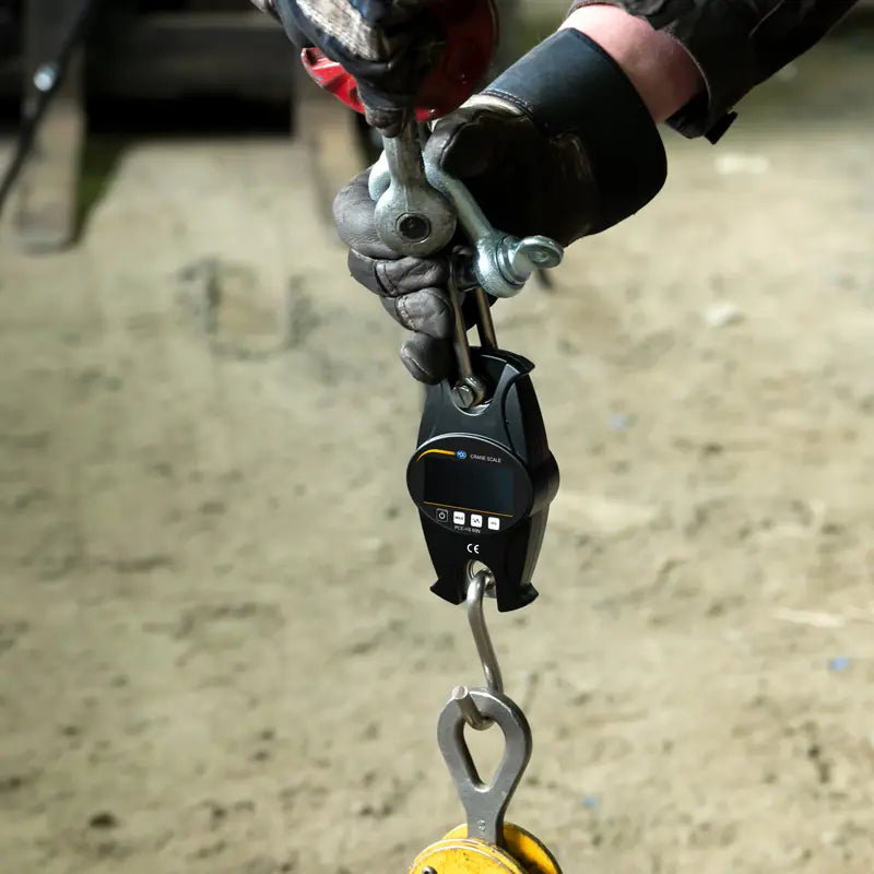 PCE-HS 60N - Durable Crane Scale 60kg with LCD & Hold Function