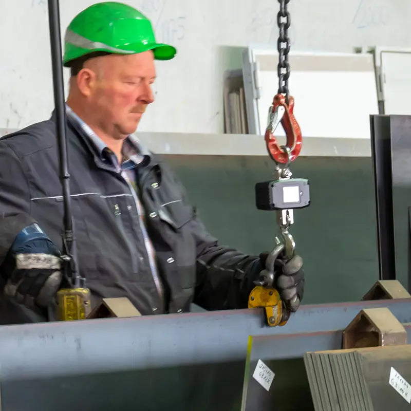 PCE-CS 1T - Digital Crane Scale 0-1000 kg with Backlit Display